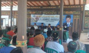 Drs. H. Achmad Iskandar, M. Si (tengah) Wakil Ketua DPRD Provinsi Jatim saat reses bertempat di rumah H. Masdawi di Desa Lombang, Kecamatan Batang-Batang, Sumenep Selasa, 2 November 2021 siang. Foto: Sudirman/LensaMadura.Com.