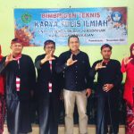 Kabid penilaian Tendik, Halidi, S.Sos (tiga dari kiri) dan Pemateri berfoto bersama Peserta dari Pasean usai Bimtek KTI/Foto: Dasuki for Lensa Madura