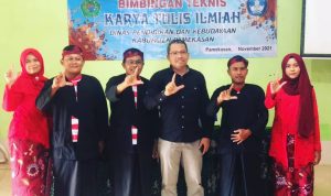 Kabid penilaian Tendik, Halidi, S.Sos (tiga dari kiri) dan Pemateri berfoto bersama Peserta dari Pasean usai Bimtek KTI/Foto: Dasuki for Lensa Madura