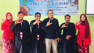 Kabid penilaian Tendik, Halidi, S.Sos (tiga dari kiri) dan Pemateri berfoto bersama Peserta dari Pasean usai Bimtek KTI/Foto: Dasuki for Lensa Madura