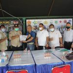 Kalaksa BPBD Kota Batu, Agung Sedayu, menerima dokumen bantuan dari Suwoko (baju biru) Ketua Komisariat REI Malang Raya, didampingi para pengurus DPD REI Jawa Timur. Foto: REI Jatim ForLensaMadura.Com