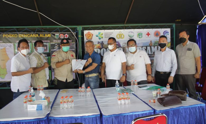 Kalaksa BPBD Kota Batu, Agung Sedayu, menerima dokumen bantuan dari Suwoko (baju biru) Ketua Komisariat REI Malang Raya, didampingi para pengurus DPD REI Jawa Timur. Foto: REI Jatim ForLensaMadura.Com