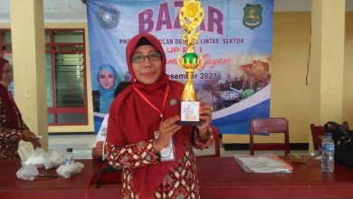 Kepala Sekolah SMPN 1 Gayam Hj. Rusidayatillah