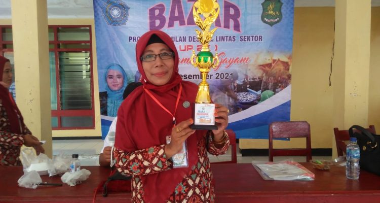 Kepala Sekolah SMPN 1 Gayam Hj. Rusidayatillah