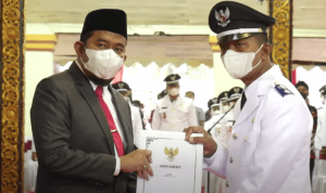 Atnawi saat dilantik oleh Bupati Sumenep Achmad Fauzi di Pendopo Agung Keraton Sumenep.