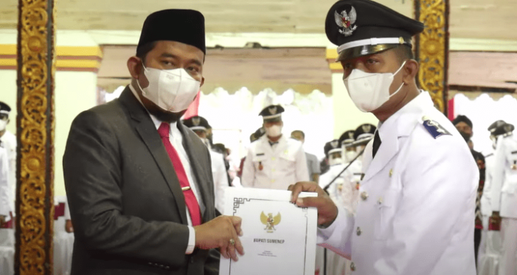 Atnawi saat dilantik oleh Bupati Sumenep Achmad Fauzi di Pendopo Agung Keraton Sumenep.