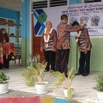 Mengapresiasi: Acmad Fauzi, Kepala SDN Dempo Barat 2 mengalungkan bunga Kepada Guru Penggiat Literasi