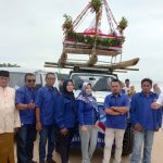 DPC Partai Demokrat Sumenep sekaligus anggota DPRD Sumenep H. Masdawi (kanan) dan Nisman (dua dari kanan) Ketua PAC Demokrat Kecamatan Batang-Batang, Sumenep foto bersama para pengurus di depan sesajen sebelum dilarung ke laut di pesisir utara Batang-Batang Selasa, 7 Desember 2021. Foto Demokrat ForLensaMadura.Com.
