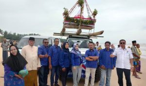 petik laut DPC Partai Demokrat Sumenep sekaligus anggota DPRD Sumenep H. Masdawi (kanan) dan Nisman (dua dari kanan) Ketua PAC Demokrat Kecamatan Batang-Batang, Sumenep foto bersama para pengurus di depan sesajen sebelum dilarung ke laut di pesisir utara Batang-Batang Selasa, 7 Desember 2021. Foto Demokrat ForLensaMadura.Com.