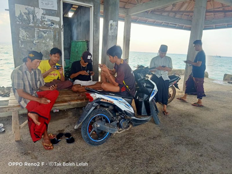 Para pemuda Desa Ketupat mencoba ke beberapa tempat di desanya untuk tersambung dengan jaringan internet. Tapi masih kesulitan/Foto: Busairi For Lensa Madura.
