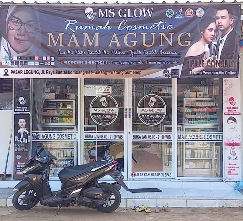 Rumah Cosmetic Mam Agung di Jalan Raya Pantai Lombang tepatnya di selatan jalan timur perempatan pasar Legung Timur, Kecamatan Batang-Batang, Sumenep tampak dari depan. (Foto: Toifur Ali Wafa/LensaMadura.Com)