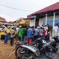 Masyarakat Kecamatan Gayam yang terdiri dari abang becak, pekerja kuli, dan sopir saat antri untuk mendapatkan minyak goreng gratis dari Komunitas PSPS/Foto: Masudi for Lensa Madura.