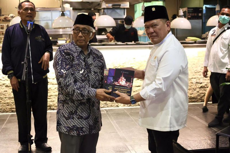 Foto : Penyerahan Buku Trilogi Tonggak Tonggak Orde Baru dari Bambang Wiwoho (wartawan senior) kepada Ketua DPD RI dalam acara dialog Forum Konstitusi di Hotel Sultan, Minggu (10/4/2022).