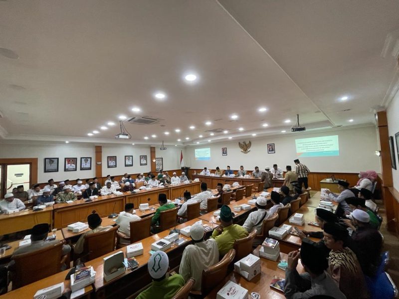 Peserta silarurrahmi dai dan khatib untuk Indonesia damai yang digelar Direktorat pencegahan Densus 88 Antiteror Mabes Polri di Aula Pemkab Sampang, Senin, 21 Juni 2022.