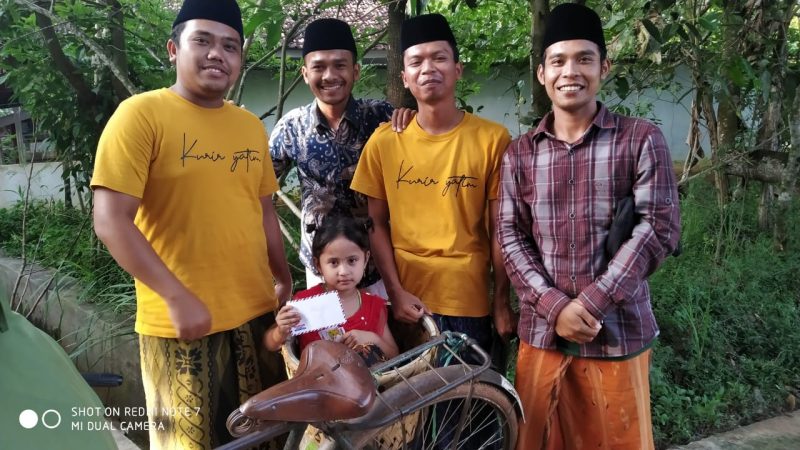 Tim Kurir Yatim Sumenep foto bersama usai memberikan santunan kepada salah satu anak yatim di Desa Bringin, Kecamatan Dasuk, Kabupaten Sumenep, Kamis, 30 Juni 2022/Foto Riadi for Lensa Madura.