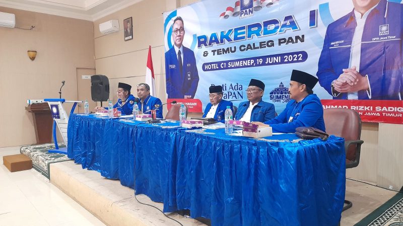 Malik Effendi (tengah) Wakil Ketua DPW PAN Jawa Timur dan Faisal Muhlis (dua dari kiri) Ketua DPD PAN Sumenep saat Rakerda 1 dan temu Caleg PAN di Hotel C1 Sumenep Minggu, 19 Juni 2022. (Foto: DPD PAN For Lensa Madura)