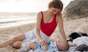 Tips-Liburan-Ke-Pantai-Bersama-Bayi