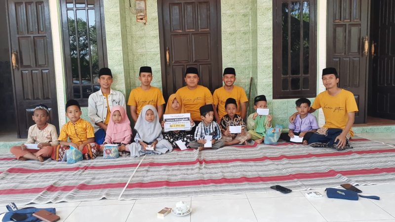 PEDULI: Komunitas Kurir Yarim foto bersama anak-anak Yatim di Desa Tambaksari, Kecamatan Rubaru, Kabupaten Sumenep/Foto: Kurir Yatim for Lensa Madura.