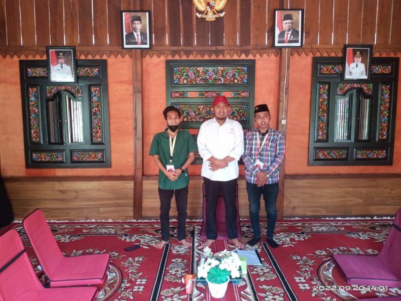 Bupati Sumenep Achmad Fauzi (tengah) usai Ngopi Teras di Pendopo Agung, Selasa 20 September 2022/Foto LM.