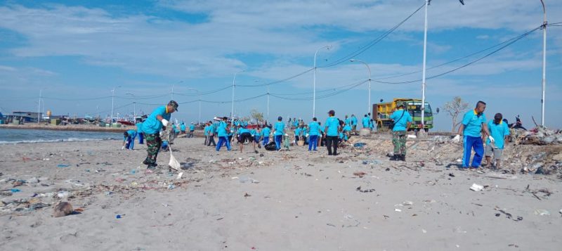 KOMPAK: Kegiatan kerja bakti berupa gerakan bersih laut dan pantai yang dilaksanakan oleh KUPP Kelas II Branta/Foto Istimewa.