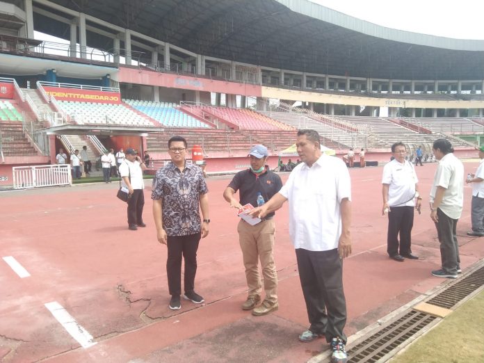 Wakil Ketua I Ali Afandi dan Wakil Ketua II  Irmantara Subagja saat meninjau GOR Delta Sidoarjo/Foto: Koni Jatim.