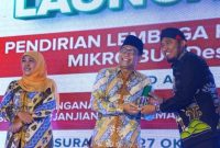 Foto. Bupati Sumenep, Achmad Fauzi SH saat menerima penghargaan di KRI Makassar Markas Koarmada II Surabaya pada Kamis (27/10/2022).