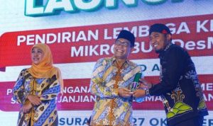 Bupati-Sumenep-Achmad-Fauzi-saat-menerima-penghargaan