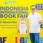 Bupati Pamekasan Baddrut Tamam Terima Penghargaan Sebagai Tokoh Penggerak Literasi Nasional 2022