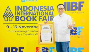 Bupati Pamekasan Baddrut Tamam Terima Penghargaan Sebagai Tokoh Penggerak Literasi Nasional 2022