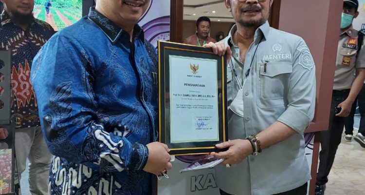 Dok. Arif Firmanto, S.TP., M.Si (Batik Biru ), Prof. Dr. H. Syahrul Yasin Limpo, S.H., M.Si., M.H (Kemeja Coklat). (For Lensamadura.com)