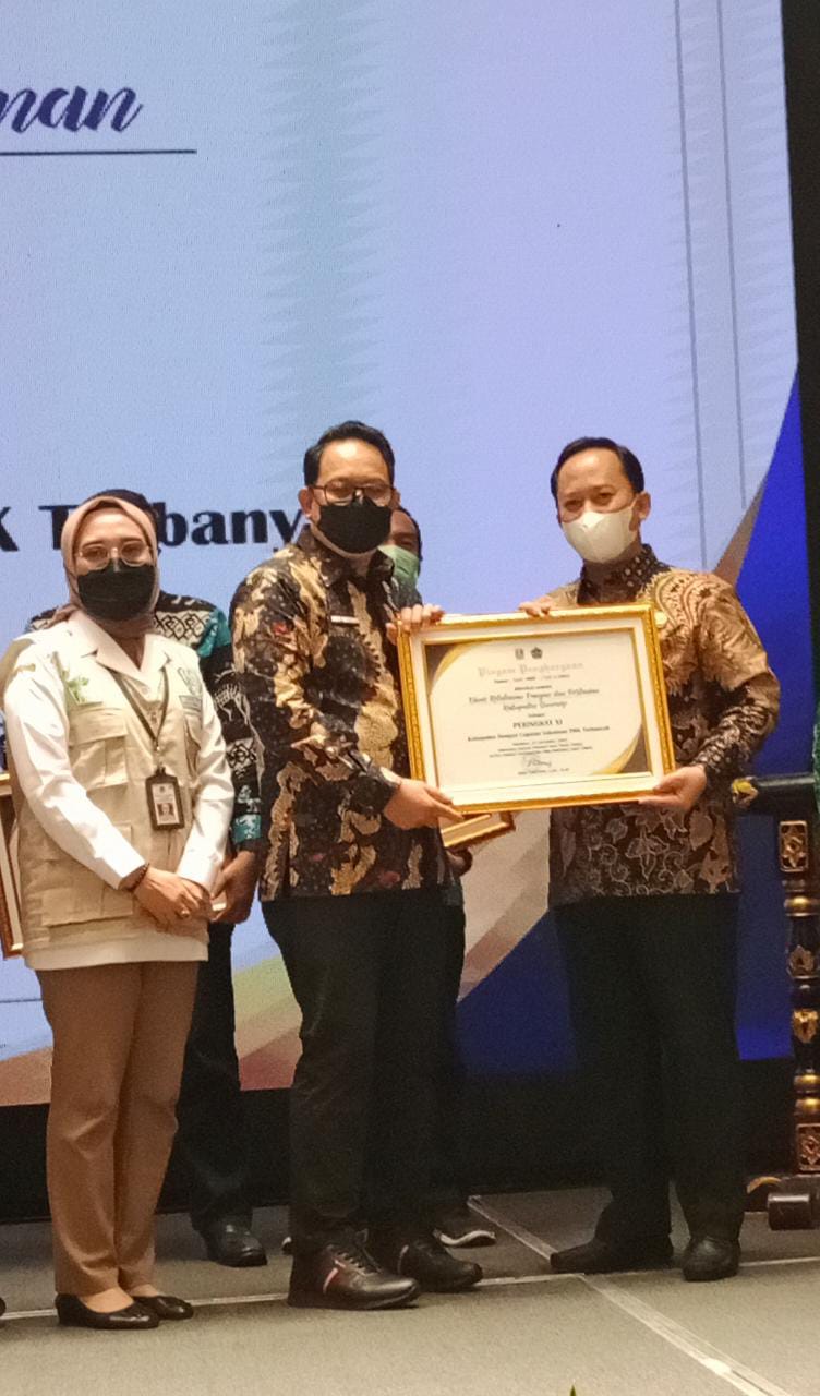 Foto. Arif Firmanto, S.TP., M.Si (Kiri) Kepala Dinas Ketahanan pangan dan Pertanian Kabupaten Sumenep saat menerima penghargaan vaksinasi PMK Terbanyak di Jawa Timur. 