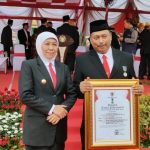 Ketua KONI Jatim Raih Penghargaan Jer Basuki Mawa Beya dari Gubernur Khofifah Indar Parawansa