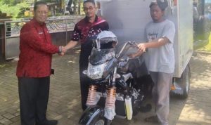 Diskop UKM dan Perindag Salurkan Bantuan Dana Hibah Motor Viar kepada Pengusaha di Sumenep