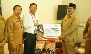 SKK Migas-PHE WMO Serahkan Bantuan Sembako untuk Korban Banjir di Bangkalan