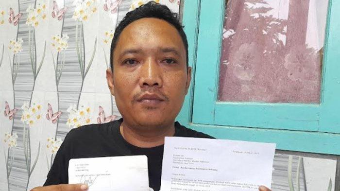Ilham Wahyudi (39) warga Desa Buddih, Kecamatan Pademawu, Pamekasan, Madura saat menunjukkan bukti surat pemberitahuan pemblokiran rekening bank miliknya oleh KPK dari Kantor BCA Pamekasan. (Sumber : TribunMadura.com) 
