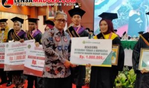 BPRS Bhakti Sumekar Berikan Beasiswa kepada Wisudawan Terbaik Uniba Madura