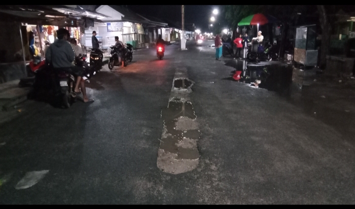 Ruas jalan di Kecamatan Gayam, Pulau Sapudi, Sumenep (lensamadura.com/mas'udi)