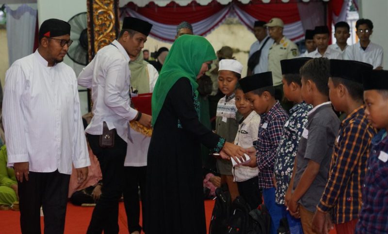 Gubernur Khofifah didampingi Bupati Sumenep Achmad Fauzi saat memberikan santunan kepada anak yatim (lensamadura.com/istimewa)