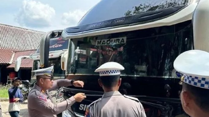 Polres dan Dinas Perhubungan Sumenep melakukan pemeriksaan kelayakan armada bus untuk mudik Lebaran 2023 di Terminal Arya Wiraraja Sumenep (lensamadura.com/istimewa)