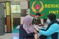 Pelaksanaan vaksinasi booster kedua oleh KONI Jatim (lensamadura.com/istimewa)