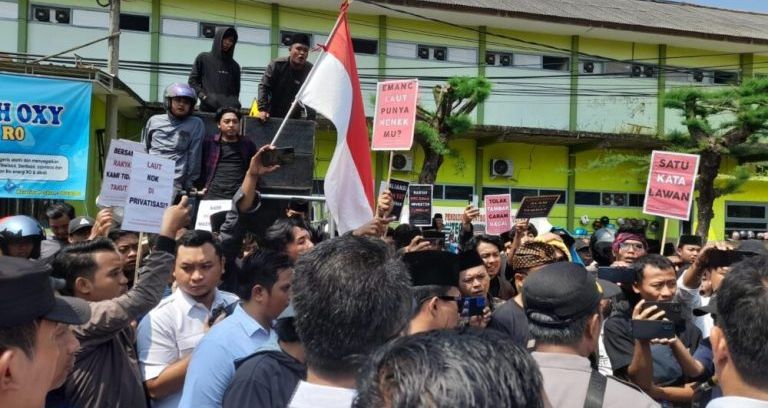 Massa aksi ARB saat melakukan unjuk rasa di depan kantor BPN Sumenep (lensamadura.com/istimewa)