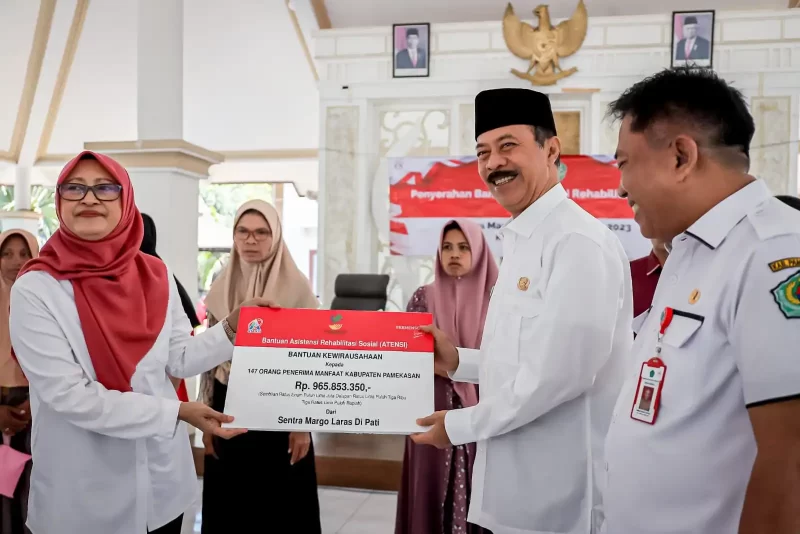 Wakil Bupati Pamekasan Fattah Jasin saat menyerahkan bantuan Atensi (lensamadura.com/istimewa)