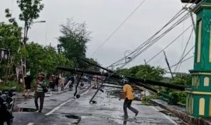 Puting Beliung Robohkan Tiang Listrik di Sumenep