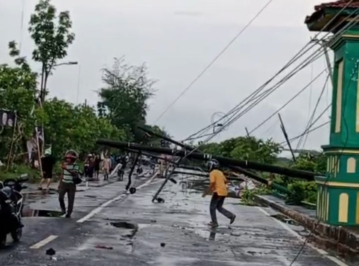 Tampak sejumlah tiang listrik dan pepohonan roboh di Jalan Raya Patean, Saronggi, Sumenep (lensamadura.com/istimewa)
