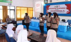 Sambut HUT ke-76, Polwan Polres Sumenep Gelar 'Police Go To School'
