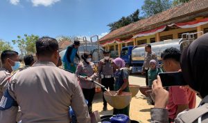 Polres Sumenep Bagikan Air Bersih kepada Warga Terdampak Kekeringan di Pasongsongan