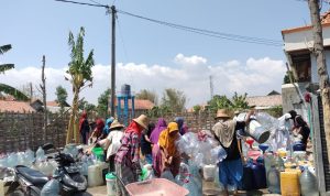 Hampir Setahun Warga Pamekasan Alami Kekeringan, AJP Distribusikan Air Bersih Hasil Patungan