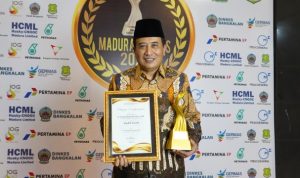 Sekdakab Sampang Raih Penghargaan Pejabat Inovatif dalam Madura Award 2024