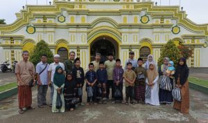 Kurir Yatim Sumenep Ajak Anak Yatim Belanja Baju Baru Lebaran