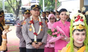 Kapolres Baru Sumenep AKBP Rivanda Disambut Tradisi Pedang Pora dan Tari Muang Sangkal